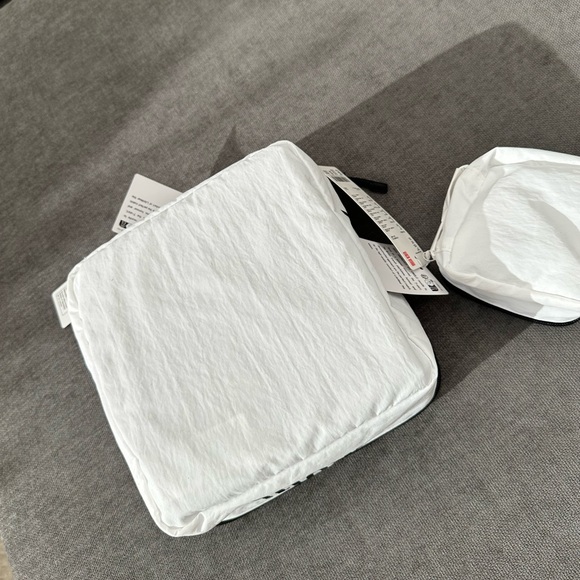NWT Anya Hindmarch + Uniqlo White Travel Pouch Set - Picture 12 of 16